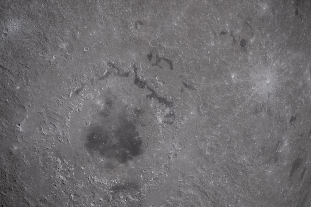Uno stadio di razzo SpaceX impatterà la Luna a 5.400 mph e due orbiter lo osserveranno