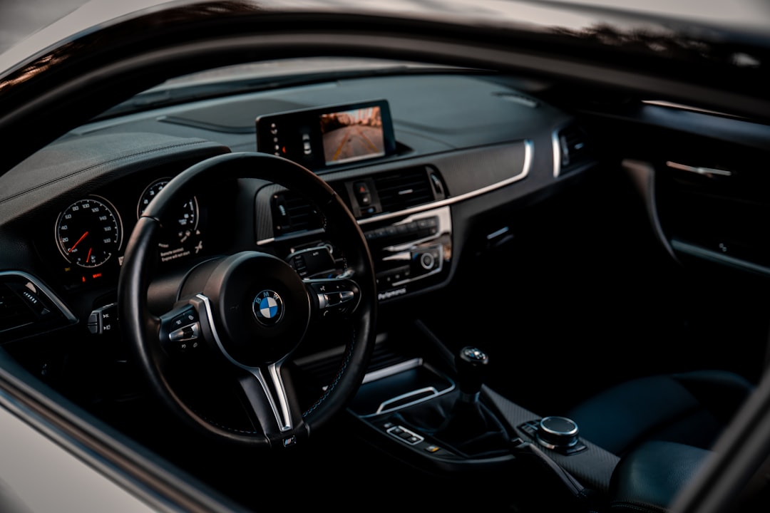 BMW difende le animazioni Spider-Man sui display come non pubblicitarie ma i clienti restano scettici