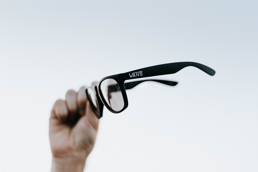 Julian Assange critica i futuri smart glasses come strumenti di controllo di Washington