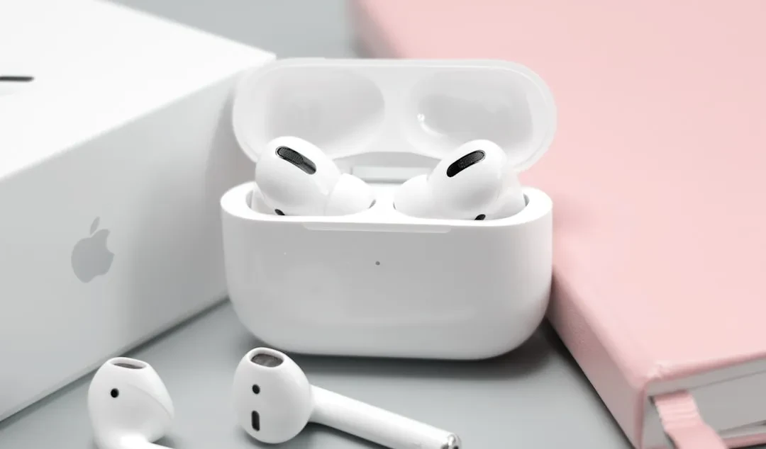 Apple conferma le AirPods con fotocamera e svela novità in macOS Tahoe 26.7