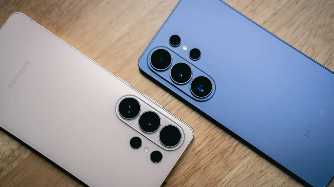 Samsung Galaxy S27 Ultra torna alla barra fotocamera orizzontale con tre lenti e design piatto