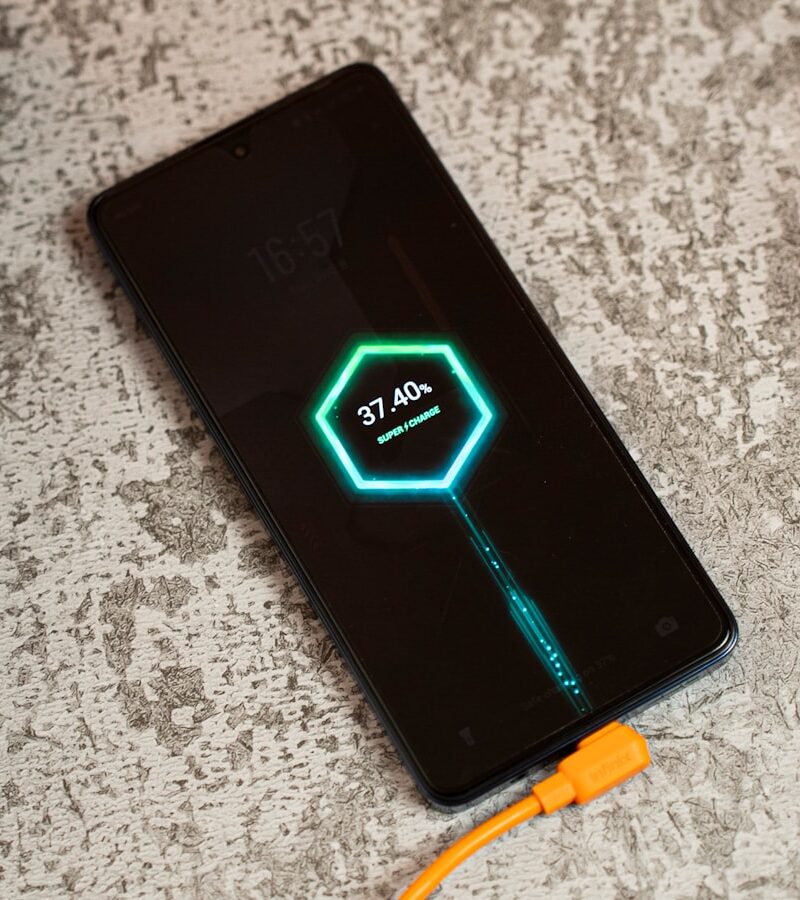 Ricarica rapida: che cos'è, come funziona e perché non è sempre innocua